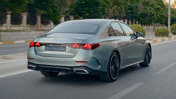 Revamping Urban Spaces: The Role of AI in Crafting Sustainable Cities and Smart Growth